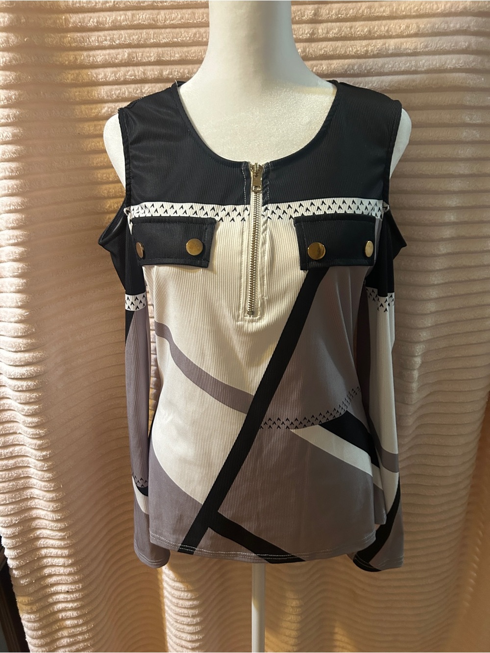 Chic Me Sleeveless Geometric Zip Front Women's Top - Black & Cream